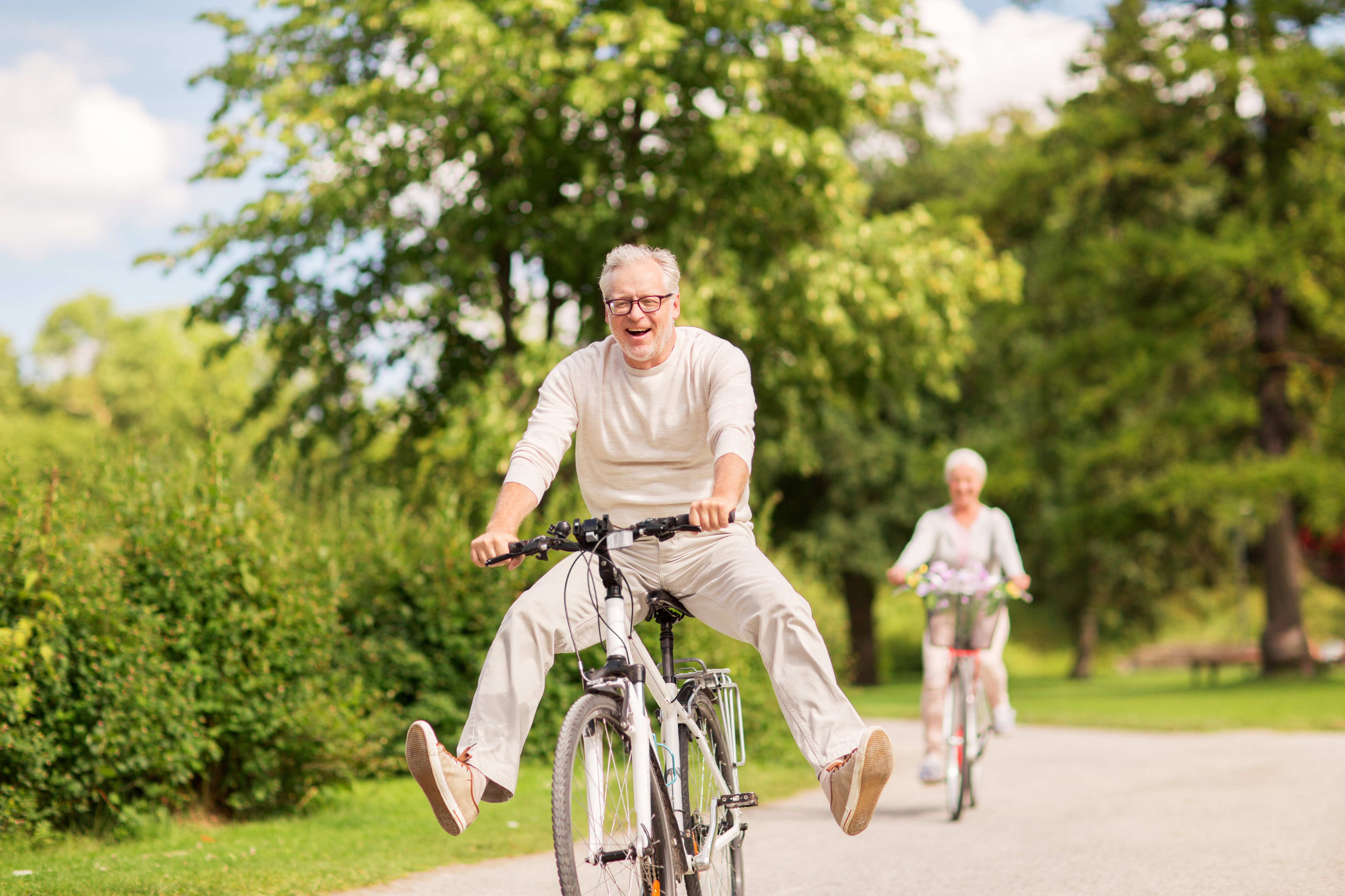 Senioren fahren fröhlich Fahrrad im Sommer