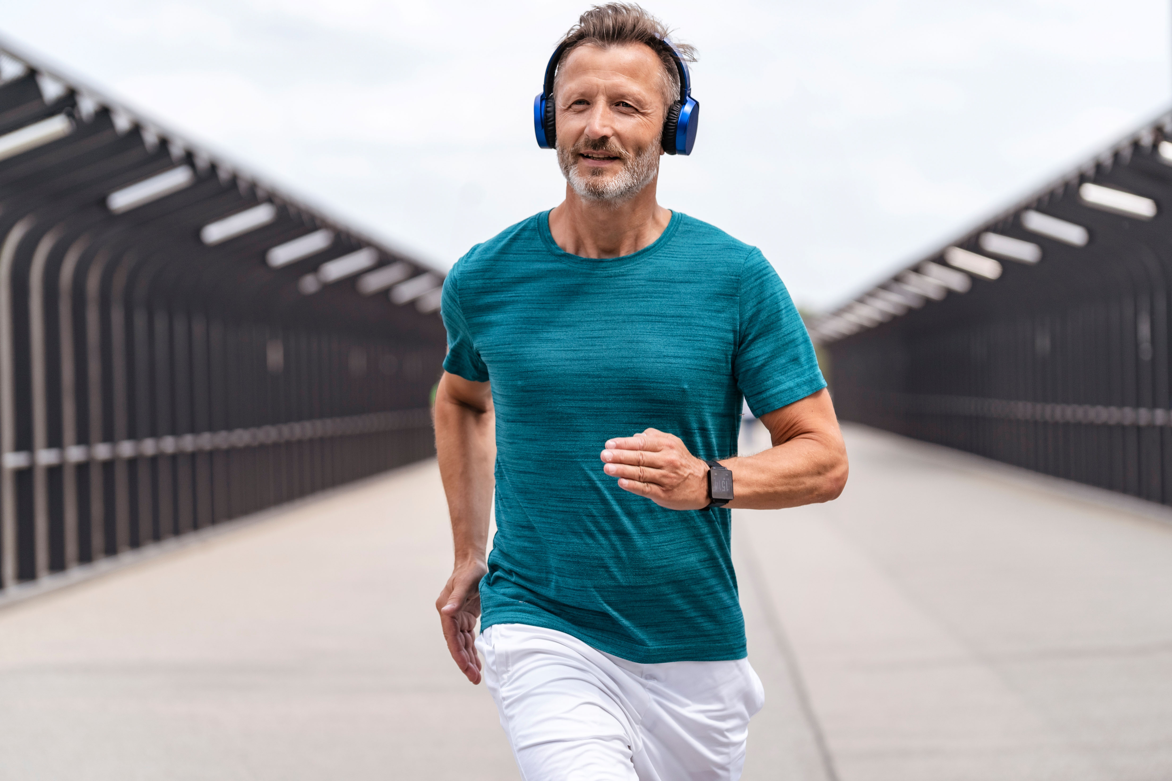Älterer Mann joggt mit Kopfhörer